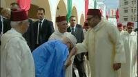 انحناء وزير مالي للملك