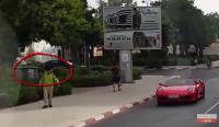 انبهار شابين من أكادير عند مرور سيارة فيراري