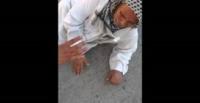 بالفيديو.. عامل يلقى عجوز مشلول على الأرض في السعودية