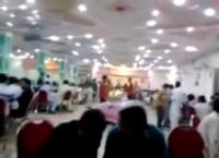 شاهد ... ماذا فعل أهالي العروسين عند تقديم العشاء في حفل زفاف باكستاني