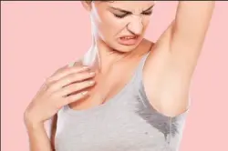 طبيبة تكشف سبب رائحة العرق القوية في الصيف وكيفية التخلص منها