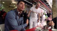 بالفيديو : هذا ما حصل لـ " رونالدو " حينما جلس في فضاء عمومي بدون حراس