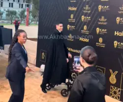 بسبب الإصابة حكيمي يستعين بدراجة خاصة للركبة لدخول حفل جوائز الكرة الذهبية الإفريقية