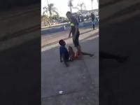 موقف محرج لشاب حاول الاستعراض أمام الفتيات