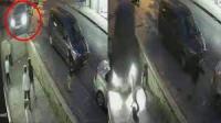 لحظة سقوط سيارة  داخل فناء يلعب فيه أطفال(فيديو)