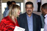بالفيديو : هذه هوية " الحسناء " التي ظهرت إلى جانب شباط خلال حملته الانتخابية