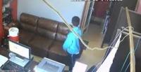 صبي يسرق مقهى إنترنت بطريقة ماكرة (فيديو)