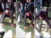 صيني يعاني فوبيا المرتفعات.. شاهد كيف عبر جسر زجاجي !