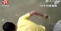بالفيديو.. لحظة غرق مراهق وسط ضحك أصدقائه