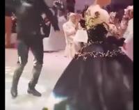 وسط دهشة المدعوين..  عروس ترتدي فستاناً أسود بحفل زفافها