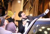 بالفيديو: تامر حسني يهرب من معجبة اقتحمت المسرح