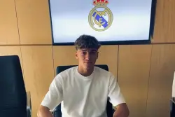 للمرة الثانية في أقل من سنة.. ريال مدريد يجدد عقد جوهرته المغربية تياغو بيتارش