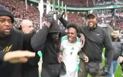 فضيحة عالمية.. فوضى كبيرة من الجماهير الجزائرية وطرد الستريمر العالمي "سبيد" بالقارورات والشتائم(فيديو)
