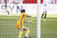 "الخرافي" بونو ينقذ اشبيلية من كمين هويسكا ويقوم بأفضل تصديات الموسم في الليغا