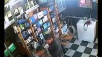 كاميرا توثق كيفية سرقة هاتف جالاكسي 4 بالعنف من طرف مواطن جزائري