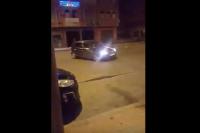 السيبة بالفيديو... صاحب سيارة يقوم ب "الرالي" بشارع رئيسي ويهدد سلامة المارة ويرعب السكان