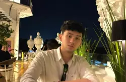 خطأ إملائي كاد يرسل طالبًا كولومبيًا إلى جزيرة يونانية بدلًا من باريس!