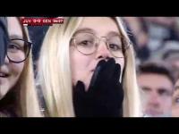 شاهد ما قامت به هاته المشجعة الايطالية الجميلة أمام الكاميرا