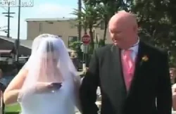 شاهد اغرب سلوك لعروس خلال حفل زفافها