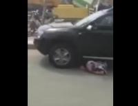 بالفيديو: أرملة تحاول الانتحار تحت عجلات سيارة باشا كلميم بسبب "الحكرة"