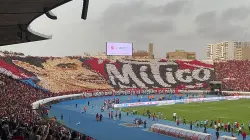 جماهير الوداد تكرم ياسين بونو بتيفو ضخم خلال تواجده في الملعب