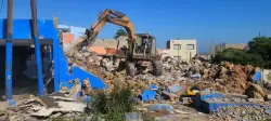 الجرافات تهدم محلات تجارية قريبة من البحر بطماريس ضواحي البيضاء