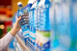 تحذيرات خطيرة: مياه معبأة ملوّثة تهدد صحة المغاربة
