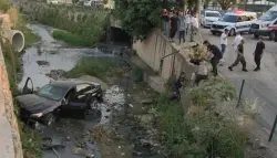 صدمته سيارة وسقطت في القناة.. حادث مروّع يودي بحياة طفل في تركيا
