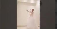 بالفيديو.. رقصة مجنونة لعروس يوم زفافها