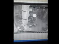 خطير بالفيديو... شاهد كيف سرق لصوص حارس ليلي تحت الضرب بالسلاح الأبيض و"أخبارنا" تكشف معطيات حصرية