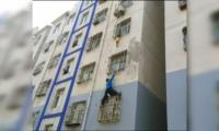 بالفيديو: عنكبوت بشري يتسلق بناء لإنقاذ طفل تدلى من النافذة