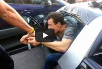 بالفيديو ..الجيران يحاصرون لصا داخل سيارة حاول سرقتها رغم تهديداته