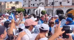 استقبال حافل لفوزي لقجع خلال الحملة الانتخابية بالحي الحسني بالدار البيضاء