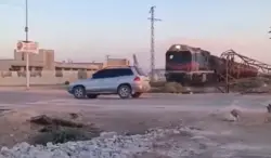بالفيديو....قطار يحطم سيارة وسائقها يواصل قيادتها في سوريا.!