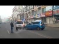 بالفيديو: صينية تنتقم من رجال الشرطة بصدم سيارتهم