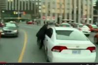بالفيديو: سيارة أجرة تسحب رجلاً مسافة 20 متراً
