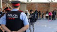 بالفيديو: الشرطة الإسبانية تصادر صناديق وبطاقات اقتراع في الاستفتاء على استقلال كاتالونيا
