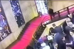 بالفيديو..سياسي إيطالي يتعثر على سلم ويدمر قطعة فنية نادرة
