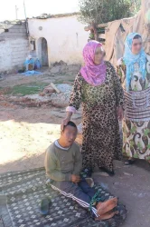 مأساة إنسانية : حماية له من الاغتصاب ، أم تكبل ابنها المعاق بالسلاسل
