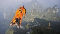 الكاميرا تلتقط أخر قفزة لبطل هنغاريا ل Wingsuit بعد  قفزه من جبل بالصين