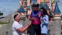 موظف يقطع لحظة تقديم عرض زواج بين عاشقين(فيديو)
