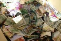صديقان يخبئان أوراقاً نقدية ليزرعا البهجة في نفوس من يعثرون عليها