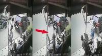 عملية سرقة على المباشر التقطتها كاميرات المراقبة ''سرقوه وهو جالس فقهوة''