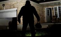 لصوص يقتحمون منزل مقاول بطريقة احترافية ويسرقون محتوياته والأمن يحقق