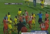 شاهد لاعبو المريخ السوداني يقومون بهجوم عنيف ضد لاعب الكوكب المراكشي