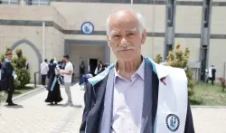 في سن الـ75.. متقاعد تركي يعود إلى مقاعد الدراسة وينال شهادته الجامعية