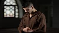 حكم من صلى بالنجاسة على ملابسه ناسيا!