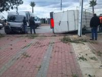 عاجل... حادثة خطيرة بين ثلاثة سيارات بينهم سيارة إسعاف ونقل المصابين للمستعجلات