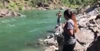 بالفيديو والصور.. أصدقاء يرصدون اللحظات الأخيرة لغرق أحدهم