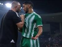 بالفيديو.. مدرب الجزائر "بلماضي" ينفعل بطريقة غريبة وكاد يضرب أحد لاعبيه أمام الملأ